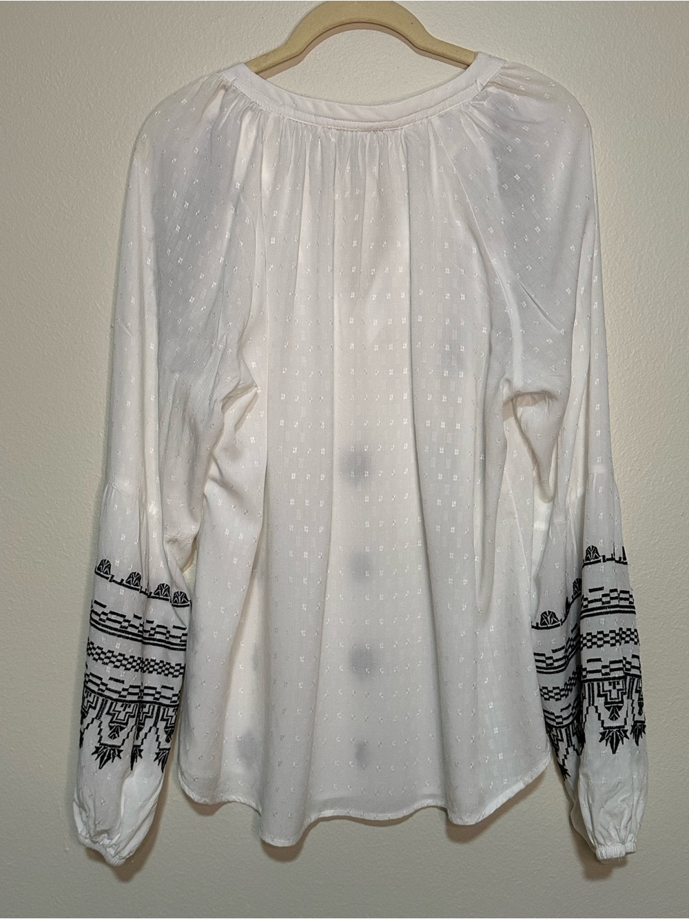 Knox Rose size large Boho textured white top, ties at neck with black embroidery - Picture 4 of 5
